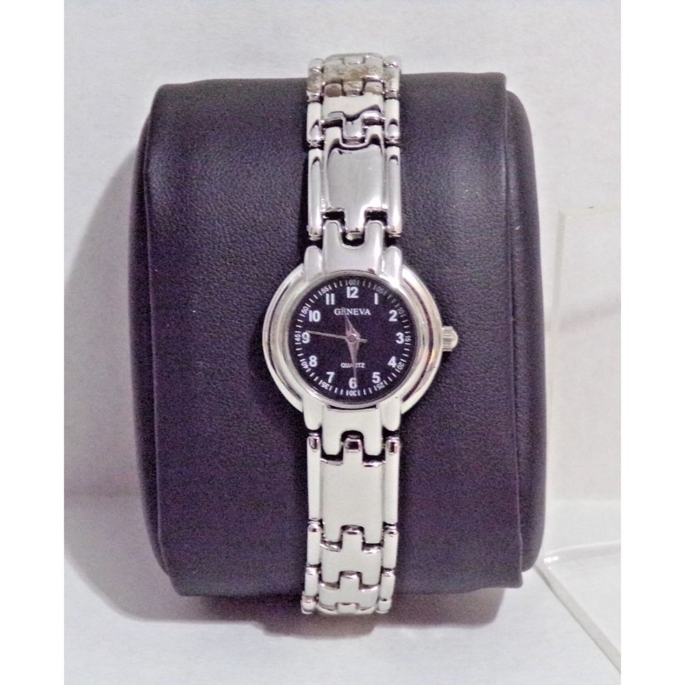 Geneva Quartz Woment's Wristwatch Silver & Black Face 8" Band‎ Snap Closure